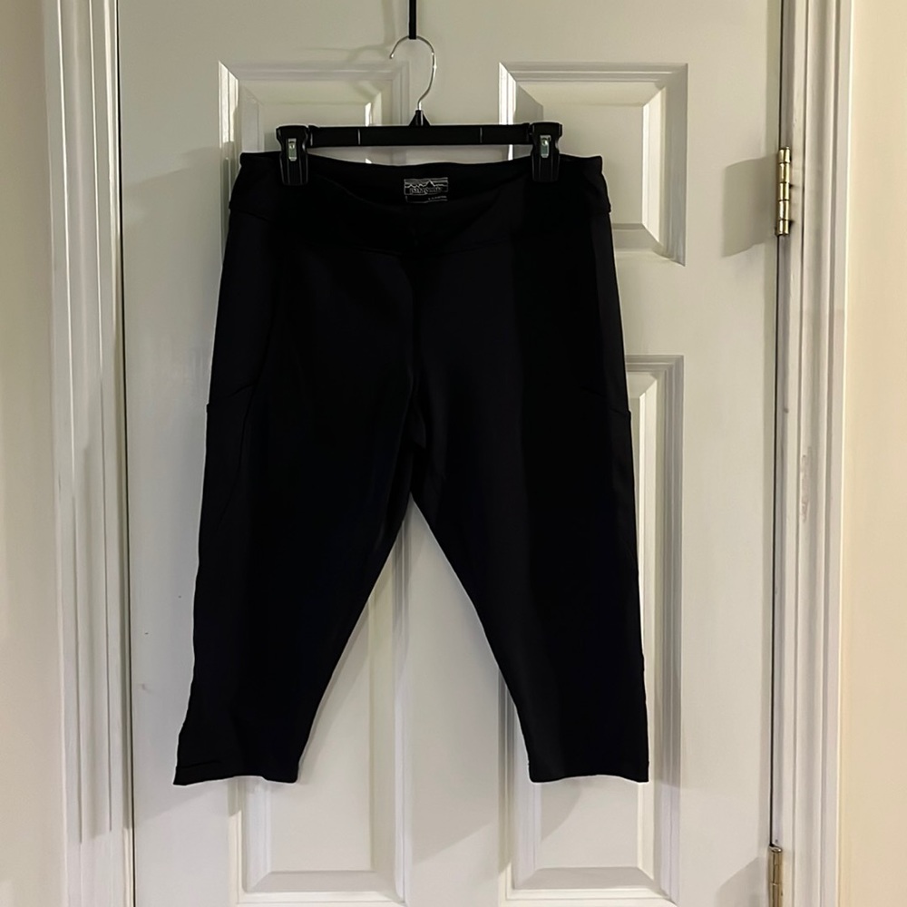 Patagonia workout Capris with cell pockets